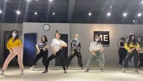 夏雨成人舞蹈视频,动感舞步演绎青春活力