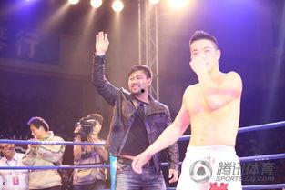 少年与成人搏击比赛视频,青春与经验的较量