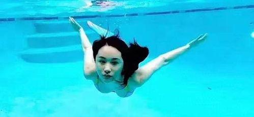 吊带成人泳衣视频,吊带泳衣演绎性感魅力瞬间